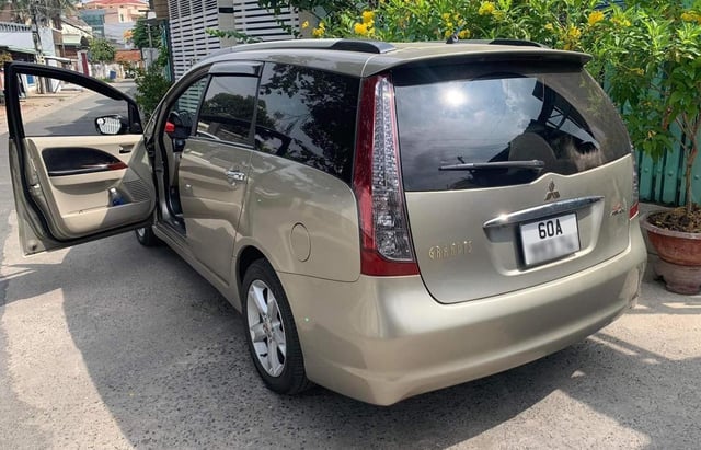 Vượt qua cột mốc 100.000km, huyền thoại bị lãng quên Mitsubishi Grandis được bán với giá chỉ hơn 300 triệu đồng - Ảnh 3.