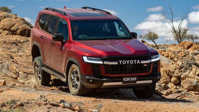 Toyota Land Cruiser 2022 có thể sử dụng lại động cơ V8 theo một cách độc đáo - Hình 2.