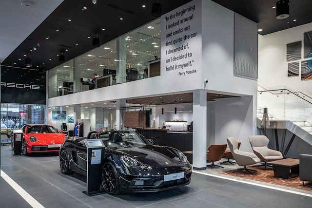 Porsche mở rộng hình thức showroom mới, cho phép mọi người, kể cả những người không có khả năng tài chính, dễ dàng đến tham quan các mẫu xe như Taycan, Cayenne và 911 - Ảnh 3.