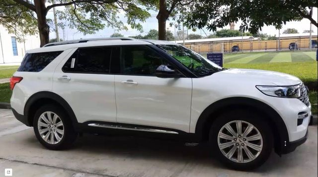 Ảnh thật và chi tiết về trang bị của chiếc Ford Explorer 2022 chính hãng đầu tiên tại Việt Nam: Giá hơn 2,2 tỷ đồng nhưng đầy đủ 'đồ chơi', thách thức VW Teramont - Ảnh 1.