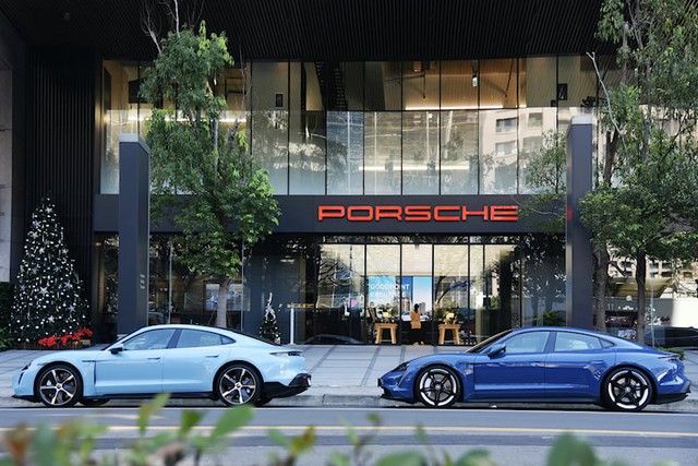 Porsche mở rộng hình thức showroom mới, cho phép mọi người, kể cả những người không có khả năng tài chính, dễ dàng đến tham quan các mẫu xe như Taycan, Cayenne và 911 - Ảnh 6.