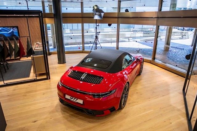 Porsche mở rộng hình thức showroom mới, cho phép mọi người, kể cả những người không có khả năng tài chính, dễ dàng đến tham quan các mẫu xe như Taycan, Cayenne và 911 - Ảnh 5.