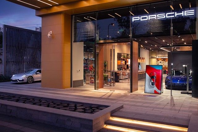 Porsche mở rộng hình thức showroom mới, cho phép mọi người, kể cả những người không có khả năng tài chính, dễ dàng đến tham quan các mẫu xe như Taycan, Cayenne và 911 - Ảnh 7.