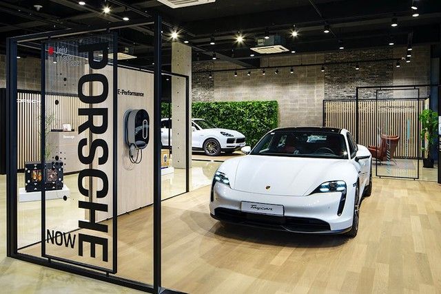 Porsche mở rộng hình thức showroom mới, cho phép mọi người, kể cả những người không có khả năng tài chính, dễ dàng đến tham quan các mẫu xe như Taycan, Cayenne và 911 - Ảnh 2.