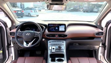 Hyundai SantaFe 2024 có không gian nội thất thiết kế hiện đại và trực quan