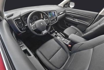 Nội thất cabin của Mitsubishi Outlander 2016