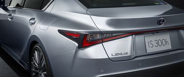 Phần đuôi xe của Lexus IS300h 2024 được thiết kế với phong cách thể thao và năng động