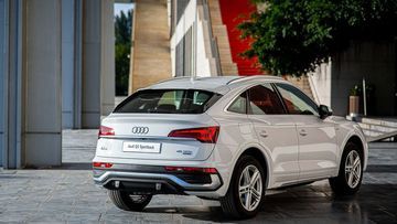 Phần đuôi của Audi Q5 Sportback 2024 rộng rãi, phẳng và nghiêng về phía trước, mang phong cách Coupe giúp cải thiện khí động học.