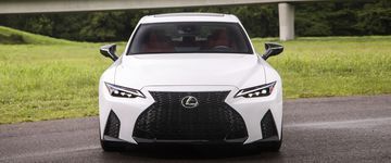 Lưới tản nhiệt và đèn pha ấn tượng ở phía trước của Lexus IS300 F Sport 2024