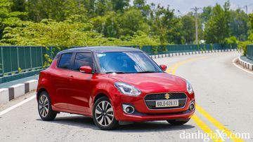 Suzuki Swift nhận được nhiều lời khen ngợi với thiết kế nhỏ gọn, phù hợp để di chuyển trong phố.