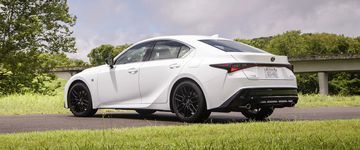 Phần đuôi của Lexus IS300 F Sport 2024 với thiết kế thể thao, năng động