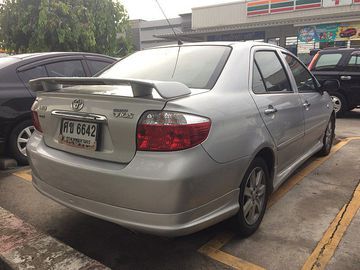 Toyota Vios 2002 khi nhìn từ phía sau