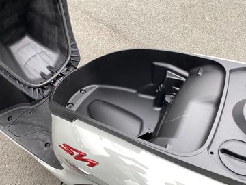 Cốp xe của Honda SH 160i 2024 có khả năng chứa đồ rộng rãi lên đến 28 lít
