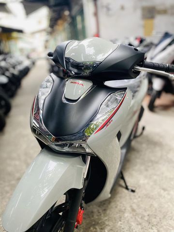 Khu vực đầu xe của Honda SH 160i 2024 thu hút với bộ đèn LED hiện đại
