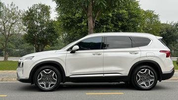 Phần thân xe Hyundai SantaFe 2024 tiếp tục mang vẻ bề thế của một mẫu SUV cỡ D, với form dáng được duy trì nhưng có những cải tiến mới