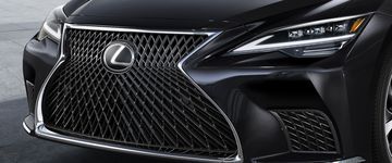 Lưới tản nhiệt và đèn pha phía trước của Lexus LS 500 2024