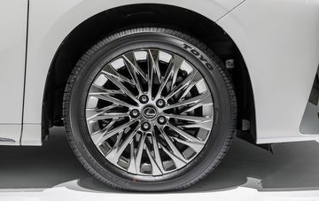 Bánh xe đa chấu 18 inch của Lexus LM350 2024