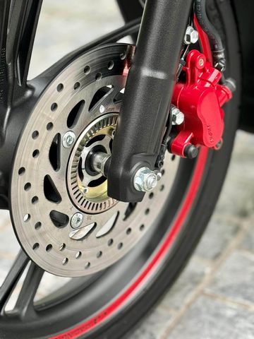 Honda SH 160i 2024 được trang bị hệ thống chống bó cứng phanh cho cả bánh trước và sau.