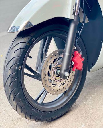 Bộ mâm xe vành đúc màu đen sang trọng làm nổi bật vẻ khỏe khoắn của Honda SH 160i 2024