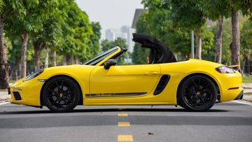 Phần ngoại thất của Porsche 718 Boxster 2024 thể hiện rõ nét phong cách thể thao