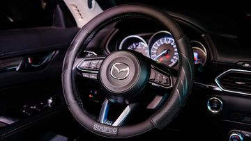 Bọc vô lăng trên xe Mazda