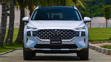 Mặt trước của Hyundai SantaFe 2024 có lưới tản nhiệt mở rộng bao gồm cả cụm đèn pha