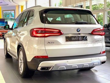 Phần đuôi của BMW X5 2024 xLine mang lại tổng thể vuông vắn, tinh tế và đẹp mắt