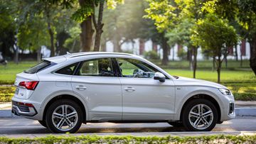 Audi Q5 Sportback 2024 khi nhìn từ phía bên hông, mẫu xe mang dáng vẻ tinh tế và mềm mại với phần đuôi mềm mại phía sau.