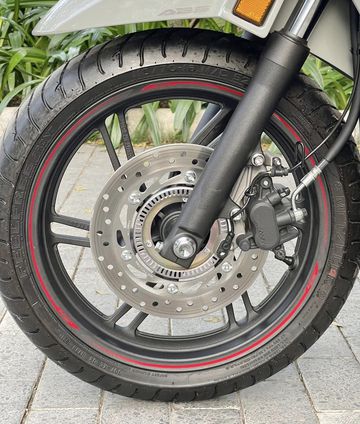 Honda SH 350i 2024 trang bị bộ mâm đúc 16 inch màu đen sang trọng