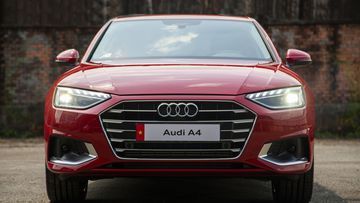 Mặt ca lăng trên Audi A4 2024 vẫn giữ nguyên kiểu thiết kế lục giác đặc trưng nhưng được làm thấp hơn, tách biệt rõ ràng với nắp capo, tạo ra một vẻ ngoài rộng rãi và phẳng phiu hơn