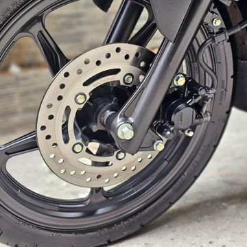 Bánh xe Honda Air Blade 125 2024 với màu đen nhám 14 inch rất mạnh mẽ