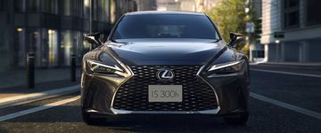 Bộ lưới tản nhiệt và hệ thống đèn pha của Lexus IS300h 2024 là điểm nhấn ở phần đầu xe