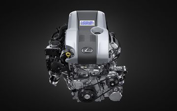 Lexus IS300h 2024 vận hành bằng cách kết hợp hai loại động cơ xăng và điện