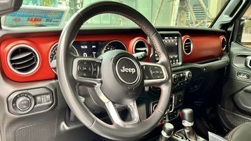 Vô lăng của Jeep Gladiator 2024 có thiết kế hình tròn đẹp mắt