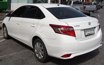 Đuôi xe Vios 2013 đời thứ 3.