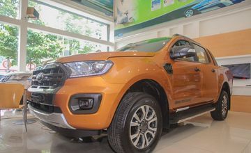 Cụm đèn pha của Ford Ranger 2019 được thiết kế hình vuông thay vì hình chữ C như trước đó.