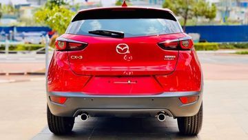 Đuôi xe Mazda CX-3 2024 nhận được đánh giá cao với những đường nét sắc sảo và rõ ràng.