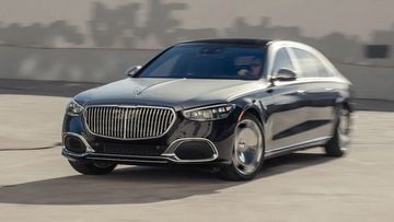 Bộ lưới tản nhiệt trên Mercedes S450 Maybach 2024 được thiết kế bo tròn mềm mại, tinh tế với 27 thanh nan được mạ crom sáng bóng