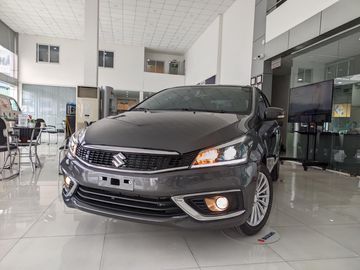 Mặt trước của Suzuki Ciaz 2023 vẫn giữ thiết kế thanh lịch và trung tính.