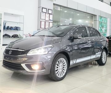 Phần cản dưới của Suzuki Ciaz 2023 giữ nguyên phong cách thiết kế quen thuộc với hốc gió giữa mở rộng và đèn sương mù ẩn. Các chi tiết được sơn đen, nhưng hốc đèn sương mù được viền chrome tạo điểm nhấn.