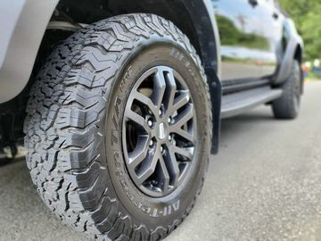 Ford Ranger Raptor 2023 được trang bị mâm hợp kim 17 inch, thiết kế 5 chấu sơn đen và lốp Goodyear Wrangler Duratrac 285/70