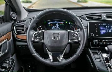 Vô lăng trên Honda CR-V 2023 là loại 3 chấu bọc da.