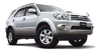 Toyota Fortuner thế hệ đầu tiên được ra mắt vào năm 2004