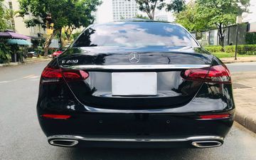 Đuôi xe Mercedes E200 Exclusive 2024 tương đồng với 2 phiên bản còn lại