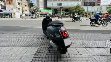 Phần đuôi xe của Vespa Sei Giorni 2023 nổi bật với cụm đèn pha và đèn báo rẽ được tách biệt