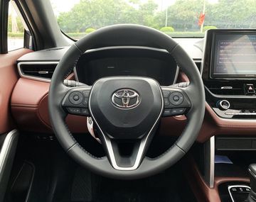 Corolla Cross 2023 trang bị vô lăng bọc da 3 chấu trên tất cả các phiên bản