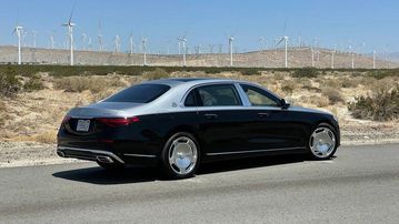 Mercedes S450 Maybach 2024 thu hút với thiết kế dài và uốn lượn mềm mại