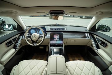 Mercedes S450 Maybach 2024 mang lại không gian nội thất sang trọng, tiện nghi và sử dụng các công nghệ hàng đầu thế giới