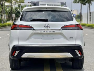 A large black-painted bumper combined with bright chrome accents on the Toyota Corolla Cross 2023