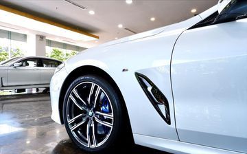 BMW 840i 2024 được trang bị bộ mâm xe 19 inch sáng bóng, có thiết kế 5 chấu giống như các cánh hoa, tạo nên vẻ đẹp mạnh mẽ và cuốn hút.